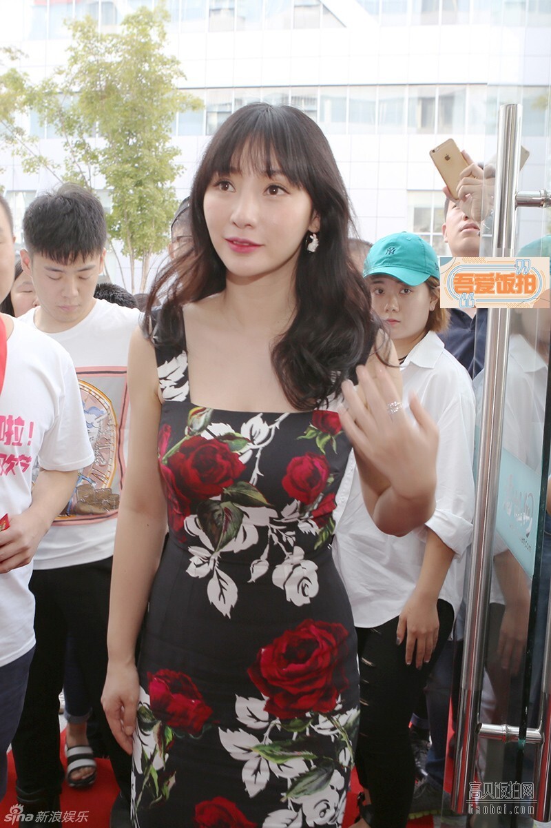 柳岩现身某网站总部玲珑身形凹凸有致