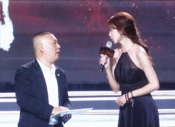 郭德纲现场为贫困地区捐献30辆救护车 郭德纲现场为贫困地区捐献30辆救护车