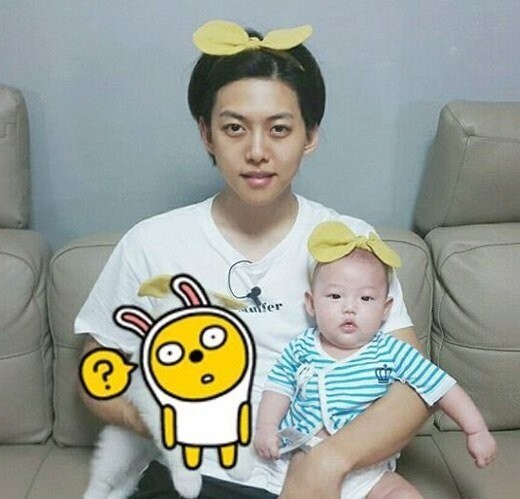 东浩抱着自己的宠物狗和刚过百天的儿子 东浩抱着自己的宠物狗和刚过百天的儿子