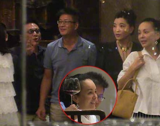 演员王琳晒出自己和一名男士的亲密合照 演员王琳晒出自己和一名男士的亲密合照