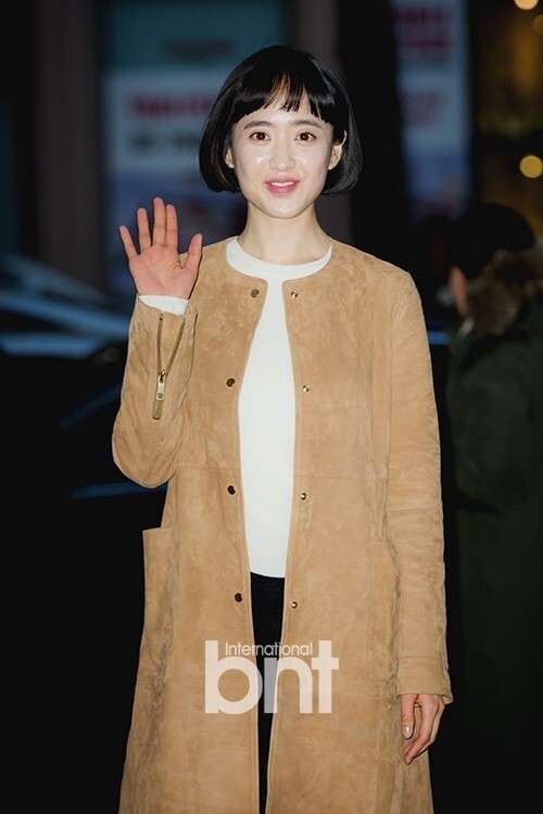 韩国演员金玟廷出道28年首次挑战美妆节目MC