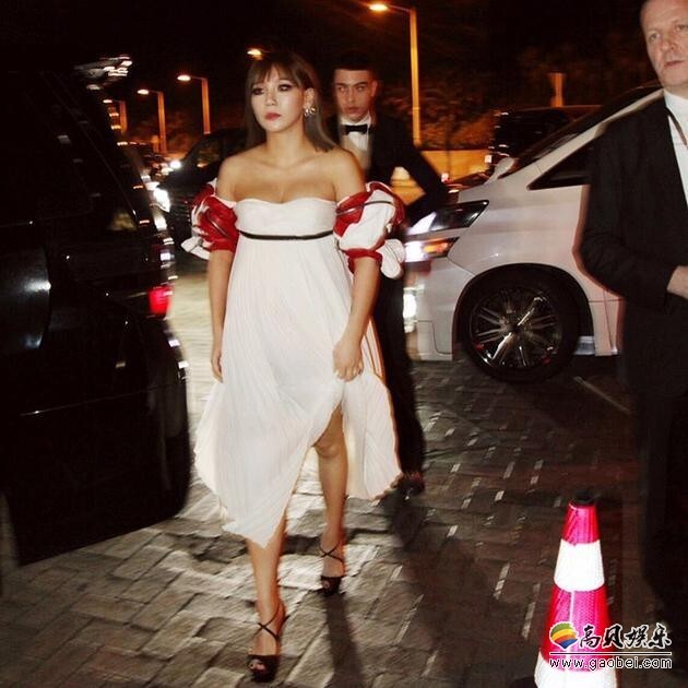 CL日前出席时尚活动,被发现身材似乎变得丰腴 CL日前出席时尚活动,被发现身材似乎变得丰腴