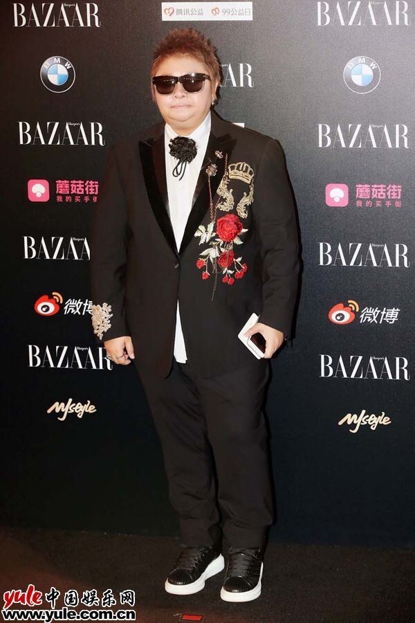 著名歌手韩红应邀出席明星慈善夜活动