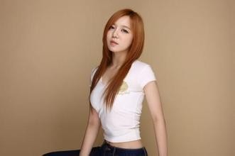 韩国女子组合purplay成员宇美在队的职务是什么？