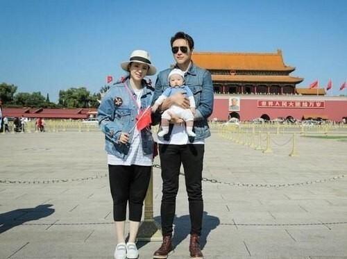 董璇高云翔穿亲子装带娃游天安门了？