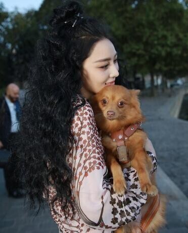 张馨予以夸张的爆炸头造型亮相“2017春夏巴黎时装周”