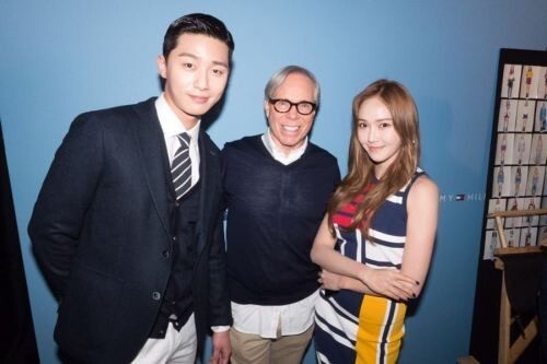 朴叙俊和Jessica日前受邀赴美参加了Tommy Hilfiger2017春夏时装秀