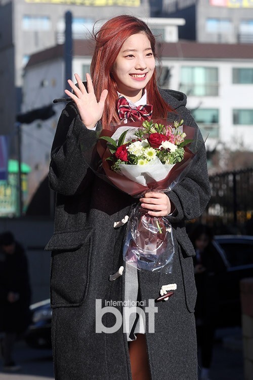 韩国女团TWICE成员多贤现身首尔翰林艺术高中参加毕业典礼