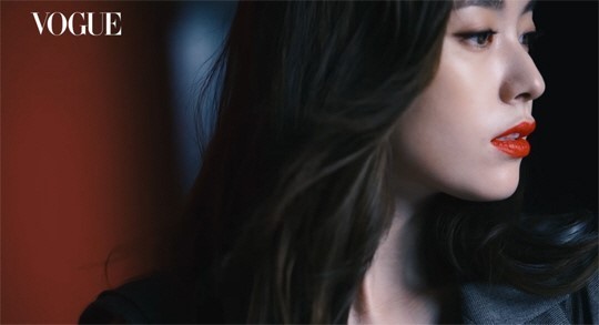 演员韩孝周为时尚杂志VOGUE所拍摄的3月号画报於日前公开 演员韩孝周为时尚杂志VOGUE所拍摄的3月号画报於日前公开