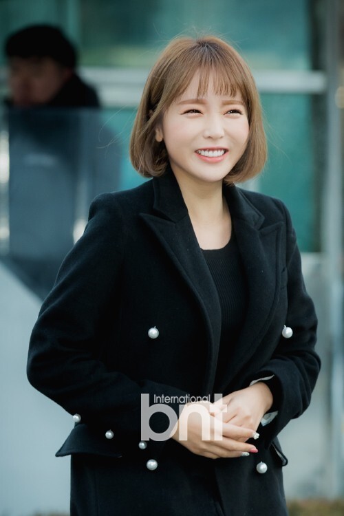 10日上午歌手洪真英等前往电视台参加《音乐银行》彩排 10日上午歌手洪真英等前往电视台参加《音乐银行》彩排