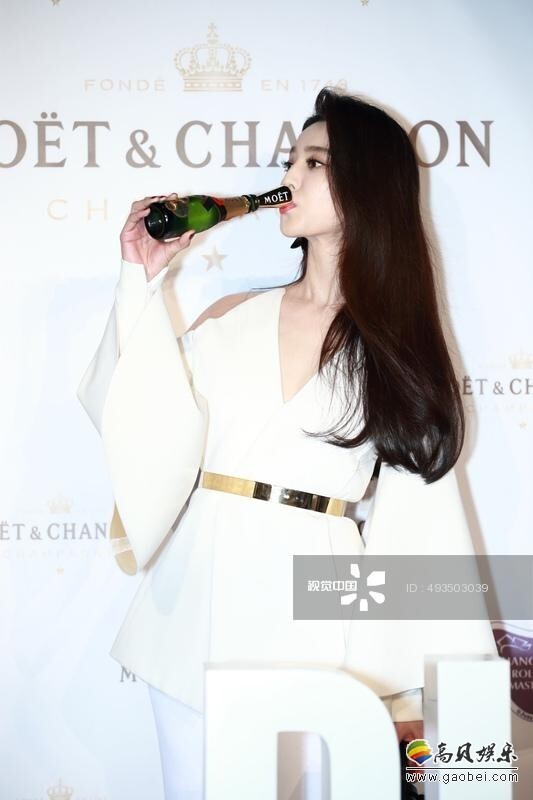 范冰冰海量惊艳白装露深沟还举酒瓶豪饮了？