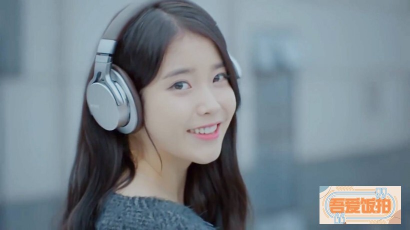 近日IU在聚餐上唱歌助兴的视频受到关注 近日IU在聚餐上唱歌助兴的视频受到关注