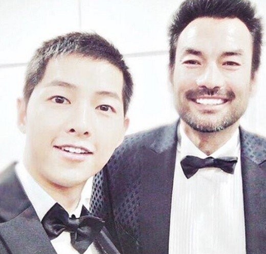 美国演员David Mclnnics晒出一张与宋仲基的合影