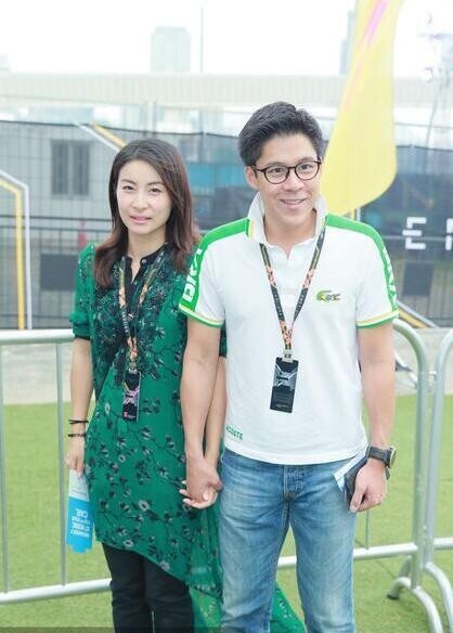 郭晶晶穿绿裙牵手霍启刚又秀恩爱了? 郭晶晶穿绿裙牵手霍启刚又秀恩爱了?