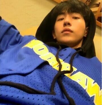 南柱赫Po的照片是球星Stephen Curry的背影