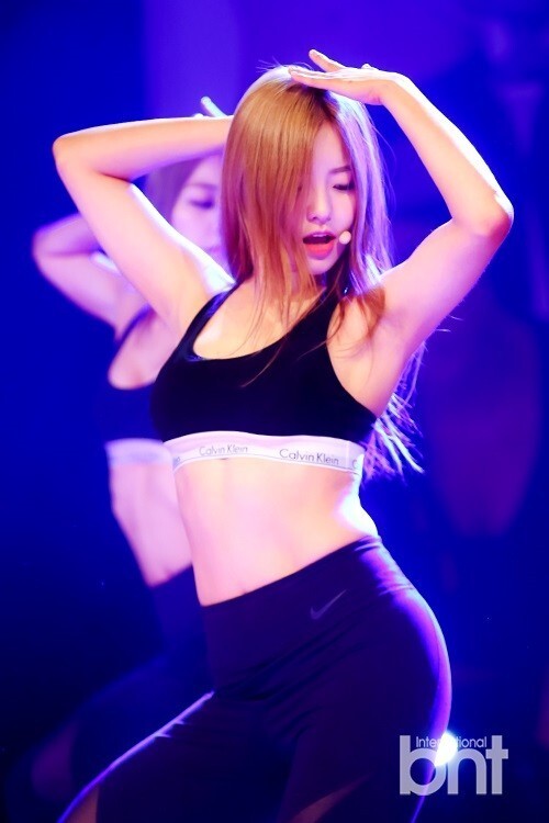 韩国女子组合Brave Girls举行新歌发行纪念Showcase