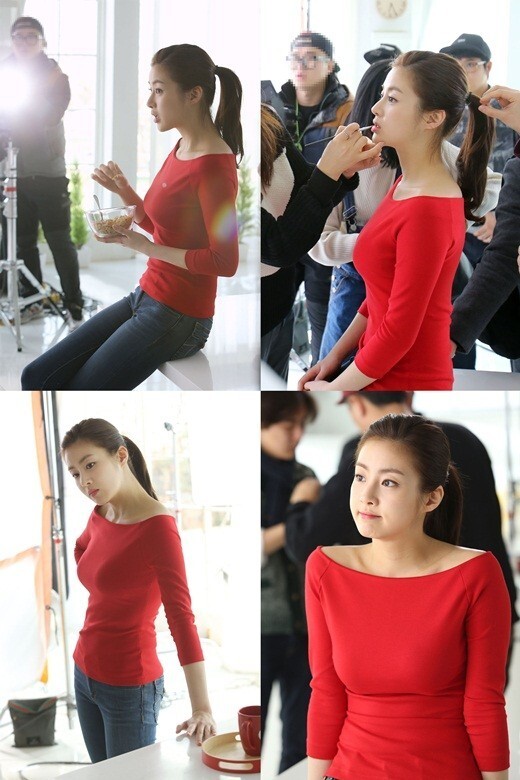 演员姜素拉拍摄广告花絮照曝光 穿大红紧身衣秀凹凸有致好身材 演员姜素拉拍摄广告花絮照曝光 穿大红紧身衣秀凹凸有致好身材