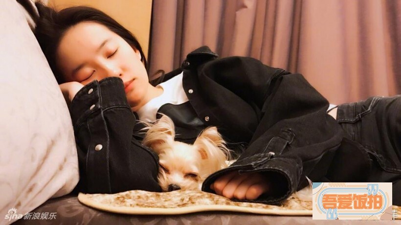 刘亦菲在微博晒出一张素颜“床照”