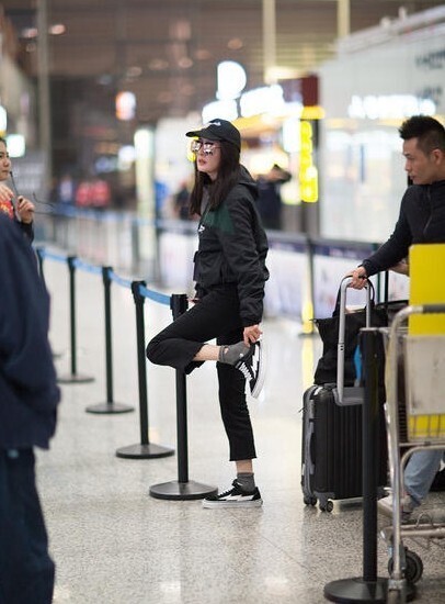 杨幂休闲装现身南京机场引迷妹狂拍