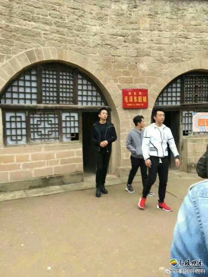 《奔跑吧》在延安录制,鹿晗一路憨笑黄发亮眼 《奔跑吧》在延安录制,鹿晗一路憨笑黄发亮眼