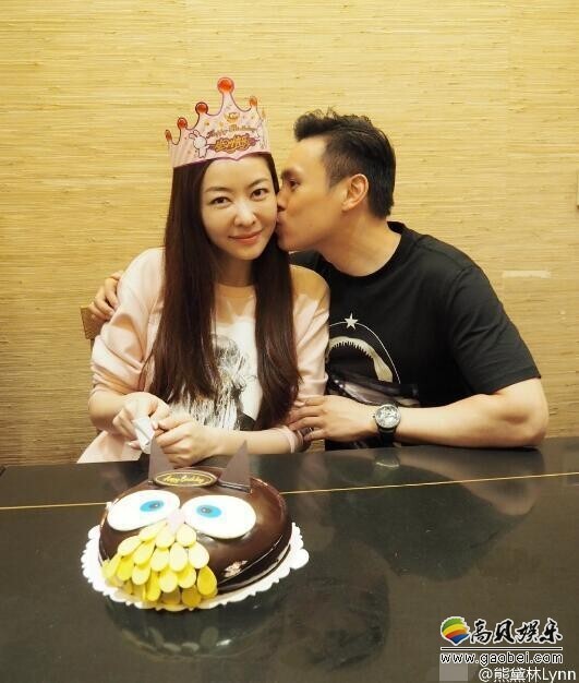 熊黛林晒庆生老公献吻了？