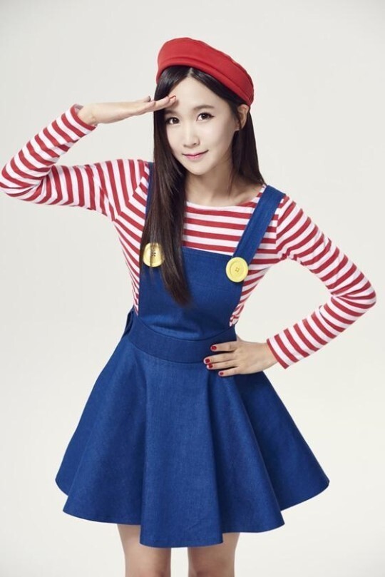 女团Crayon Pop成员超娥参加首尔艺术大学的毕业典礼 女团Crayon Pop成员超娥参加首尔艺术大学的毕业典礼