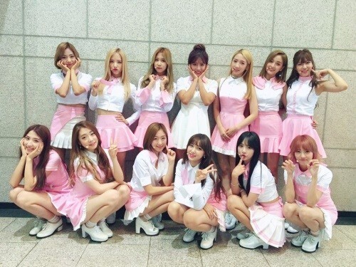 女团WJSN在首尔新村举行游击演唱会 女团WJSN在首尔新村举行游击演唱会