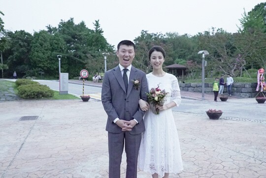 金民宰和崔有罗在演员同事们的祝贺下结为连理