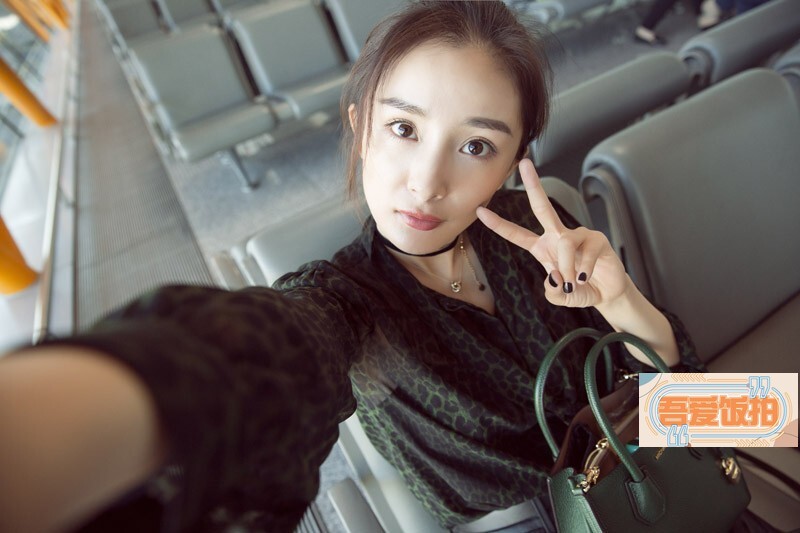 杨幂参加纽约时装周穿墨绿色豹纹印花衬衫 杨幂参加纽约时装周穿墨绿色豹纹印花衬衫