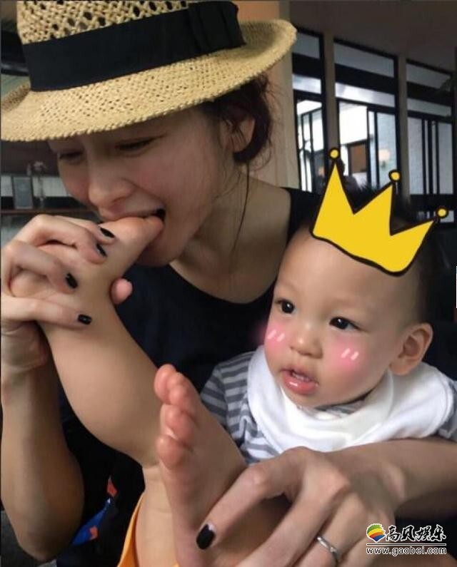 徐若瑄咬儿子的脚丫,有子万事足呀？