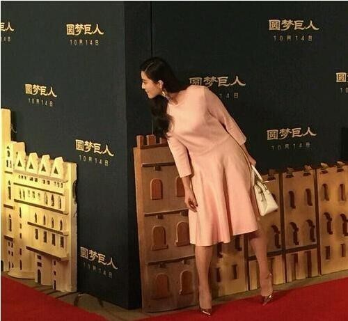 范冰冰"偷窥"被抓拍了? 范冰冰"偷窥"被抓拍了?