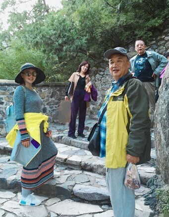 “槿汐姑姑”素颜登山照,孕肚明显了? “槿汐姑姑”素颜登山照,孕肚明显了?