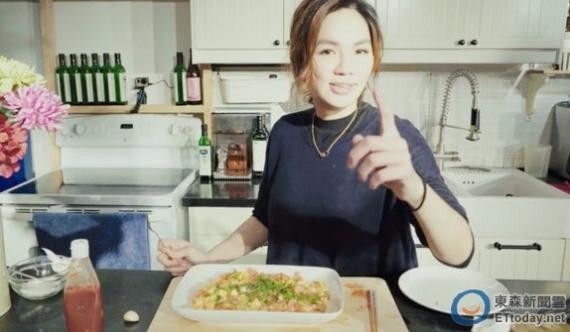 据台湾媒体报道,S.H.E成员Ella怀胎8个多月 据台湾媒体报道,S.H.E成员Ella怀胎8个多月