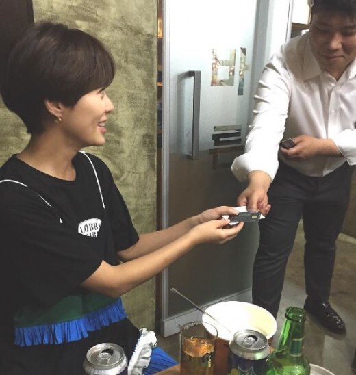 为纪念《好运罗曼史》首播 主演黄正音自掏腰包请演员们聚餐吃饭 为纪念《好运罗曼史》首播 主演黄正音自掏腰包请演员们聚餐吃饭