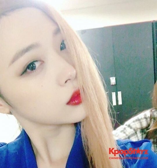 雪莉金发红唇亮相 雪莉金发红唇亮相