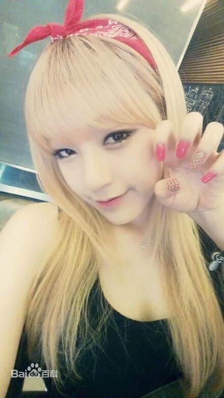 女子组合Tahiti成员金善英是什么时候出生的？