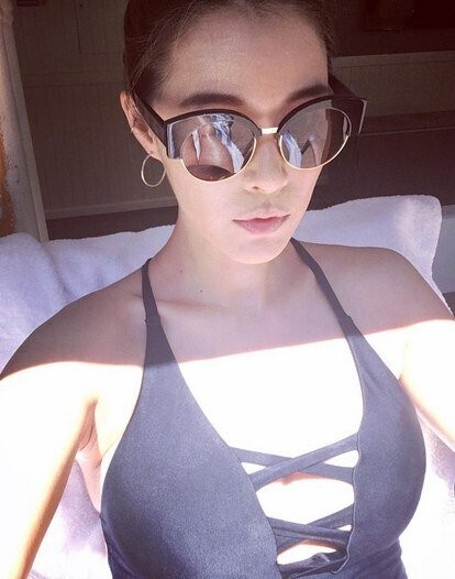 准妈妈嘉熙晒出穿泳装自拍照 黑色泳装中门大开十分性感