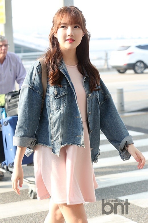 今天上午韩国女子组合GFRIEND前往中国参加节目