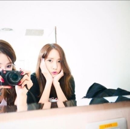 少女时代成员Tiffany与徐贤为林允儿献上生日祝福 展现成员间的浓厚友情