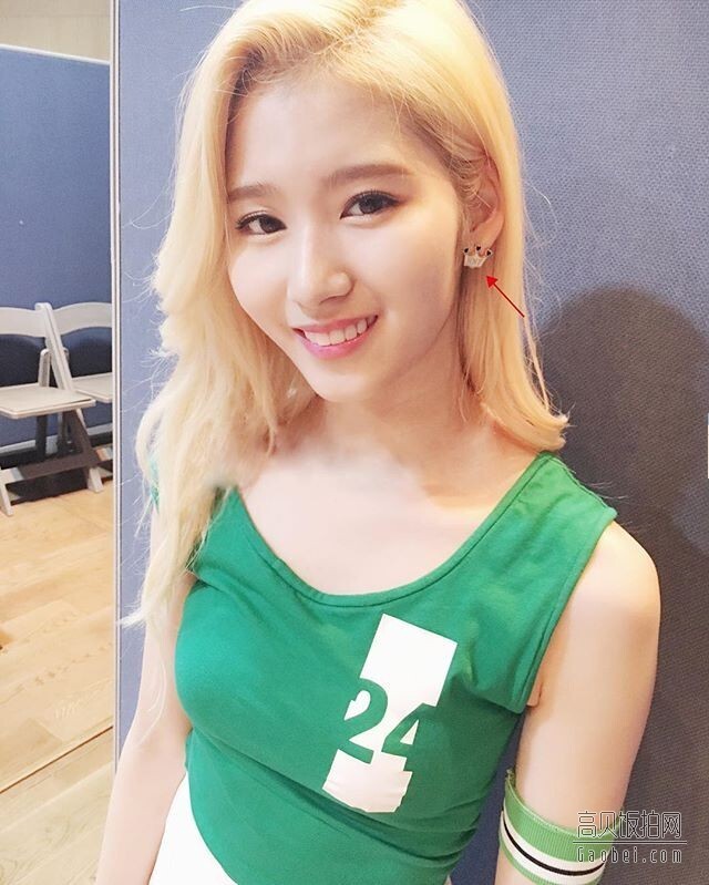 TWICE成员SANA眼疾手快扶粉丝 暖心举动让粉丝非常感动