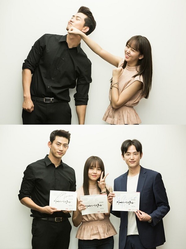 《打架吧鬼神》剧组公开台词排练的现场花絮照 该剧将于7月11日首播