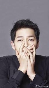 韩国艺人宋钟基最近因为什么事引发粉丝热论？