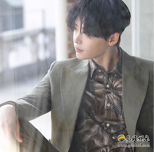 认真拍摄电视剧与电影的李钟硕许久没有公开亮相 认真拍摄电视剧与电影的李钟硕许久没有公开亮相