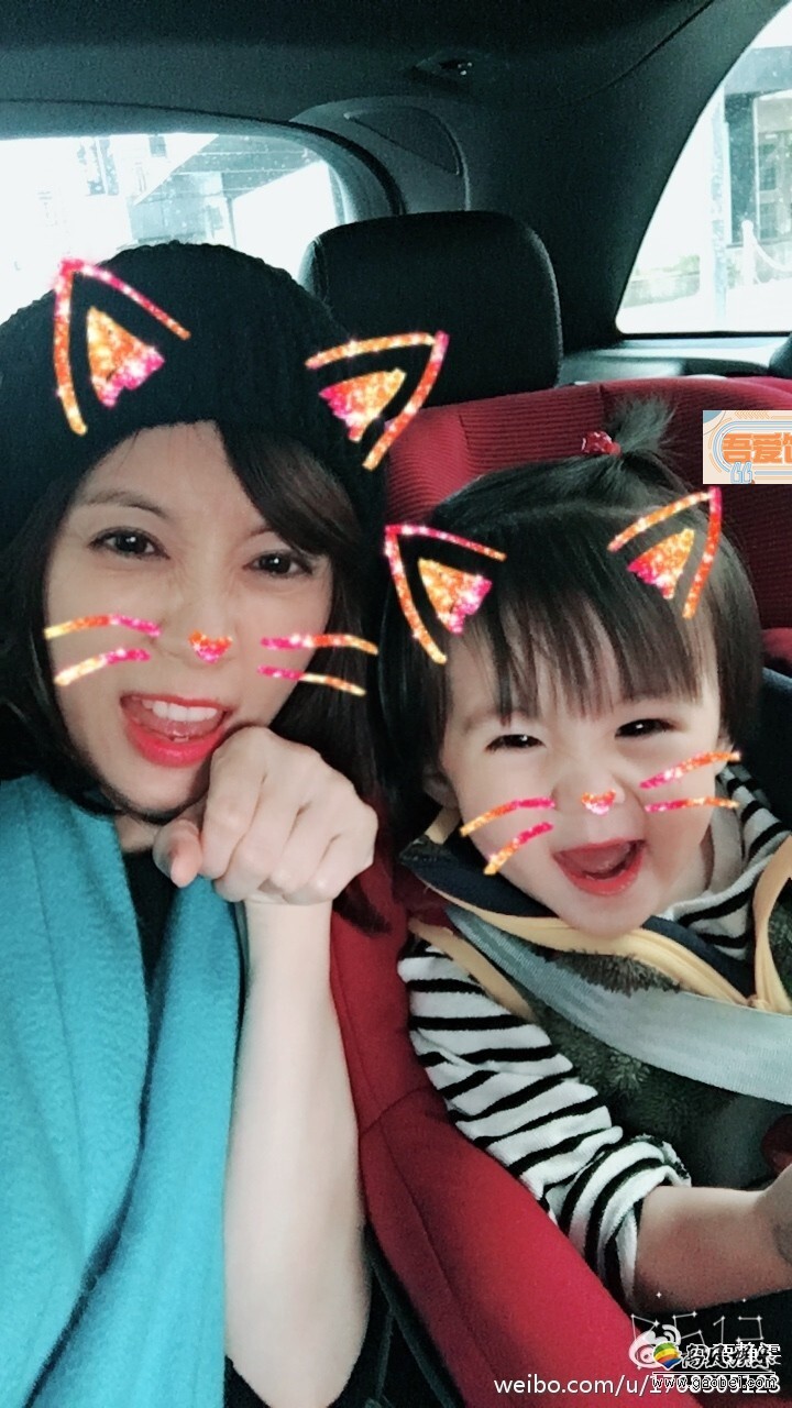 2月11日贾静雯微博放出母女合照