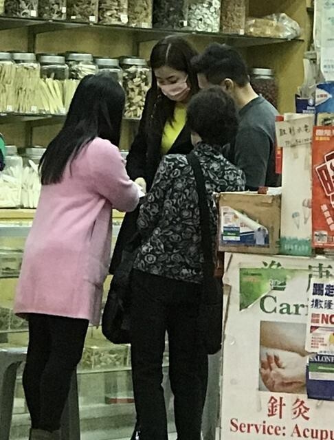 老公郭可颂全程小心翼翼扶实熊黛林 老公郭可颂全程小心翼翼扶实熊黛林