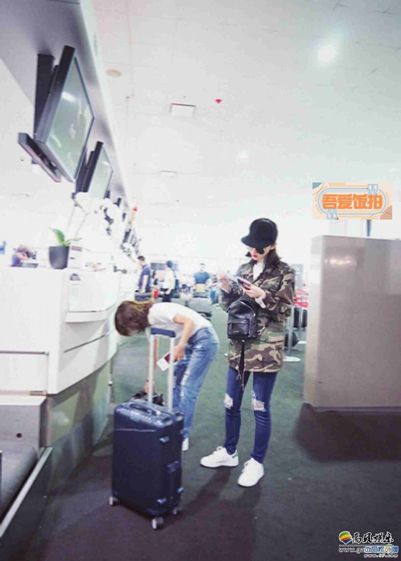 演员景甜现身悉尼机场，一身轻松时尚的装扮