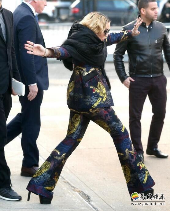 麦当娜·西科尼脚步没站稳身竟然会条件反射？