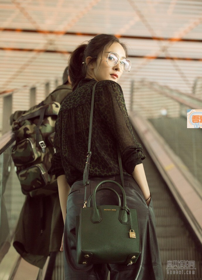 杨幂在参加完慈善晚宴后,出发前往纽约时装周 杨幂在参加完慈善晚宴后,出发前往纽约时装周