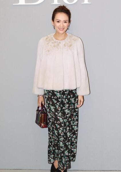 章子怡白色毛绒大衣亮相活动? 章子怡白色毛绒大衣亮相活动?