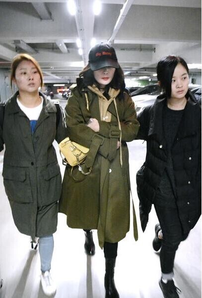 长款大衣配红唇杨幂帅了一脸？